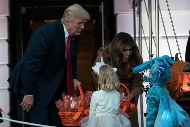 تصاویر ترامپ و همسرش میزبان کودکان در جشن هالووین,تصاویر ترامپ و همسرش,تصاویر جشن هالووین,