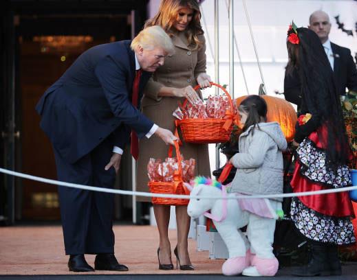 تصاویر ترامپ و همسرش میزبان کودکان در جشن هالووین,تصاویر ترامپ و همسرش,تصاویر جشن هالووین,