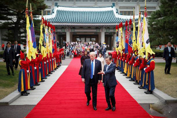 عکس استقبال مون جه این از دونالت ترامپ,تصاویراستقبال مون جه این از دونالت ترامپ,عکس استقبال رییس جمهور کره جنوبی از ترامپ در خانه آبی