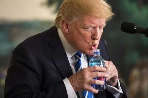 آب نوشیدن ترامپ,اخبار سیاسی,خبرهای سیاسی,سیاست