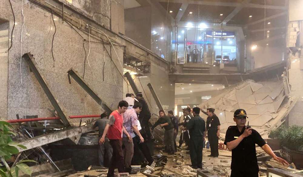 تصاویر سقوط سقف بازار بورس اندونزی,عکسهای فرو ریختن سقف بورس اندونزی,عکس های تخریب ساختمان بورس اندونزی
