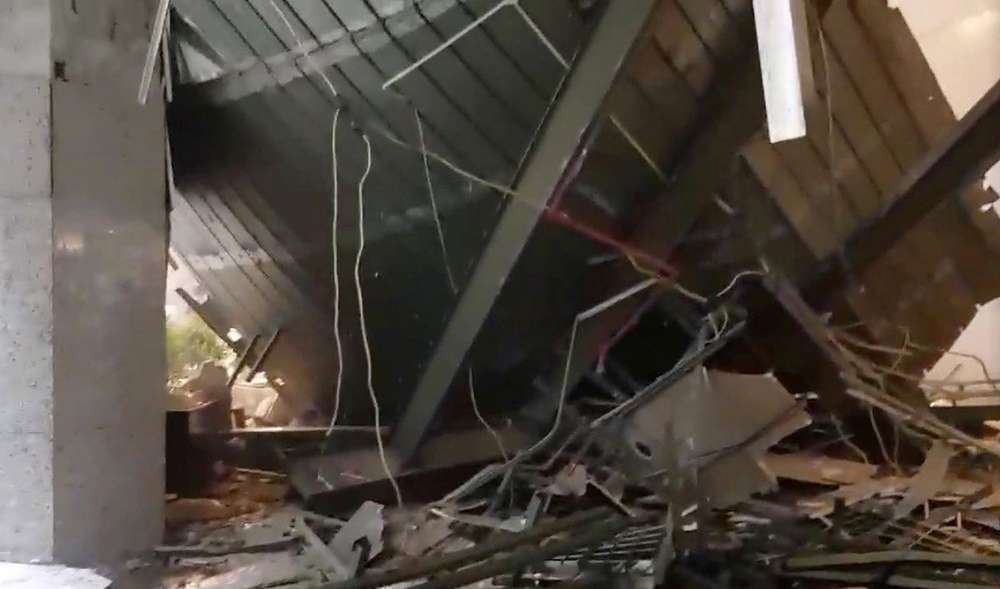 تصاویر سقوط سقف بازار بورس اندونزی,عکسهای فرو ریختن سقف بورس اندونزی,عکس های تخریب ساختمان بورس اندونزی