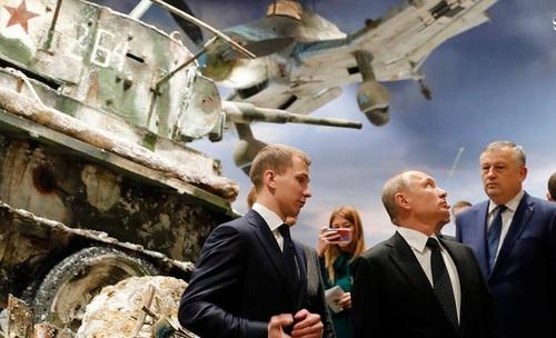 عکس پوتین در موزه جنگ مومانسک روسیه,تصاویر پوتین در موزه جنگ مومانسک روسیه,عکس ولادیمیر پوتین