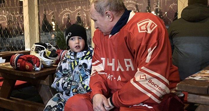 تصاویرولادیمیر پوتین رئیس جمهور روسیه,تصاویرپوتین در لیگ هاکی روی یخ در میدان سرخ مسکو,تصاویربازی هاکی روی یخ ولادیمیر پوتین,