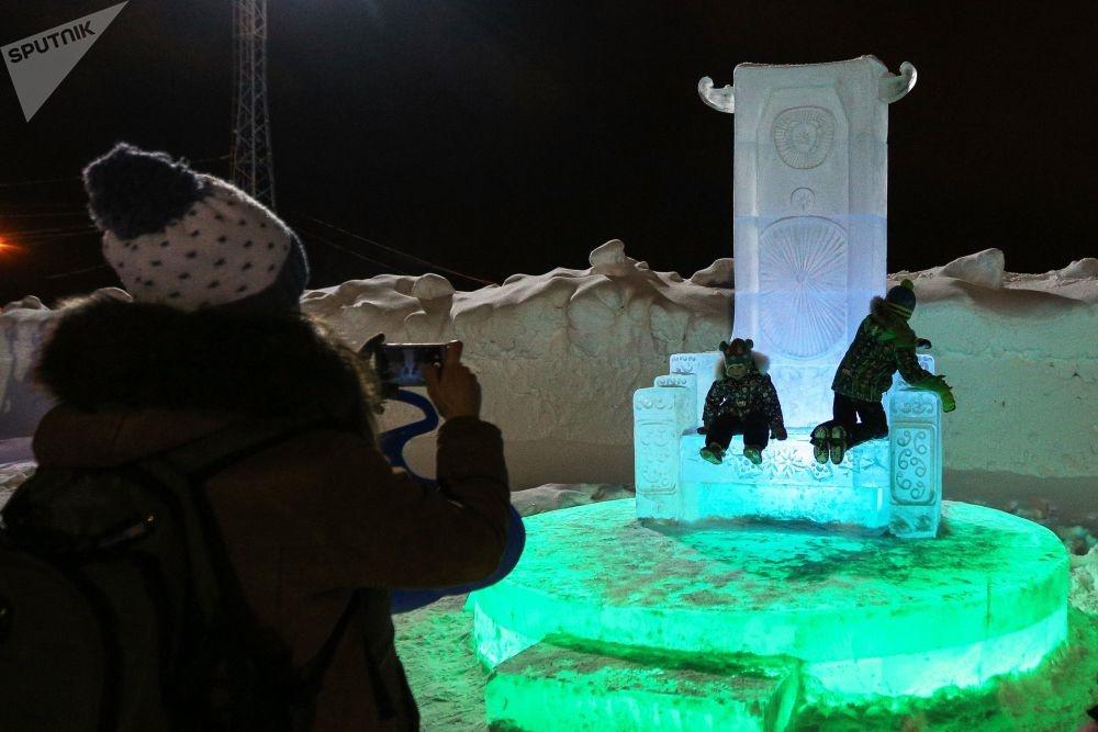 تصاویرمجسمه‌های یخی در روسیه, تصاویر زیبا از مجسمه‌های یخی در دهکده برفی,تصاویری از مجسمه‌های یخی,