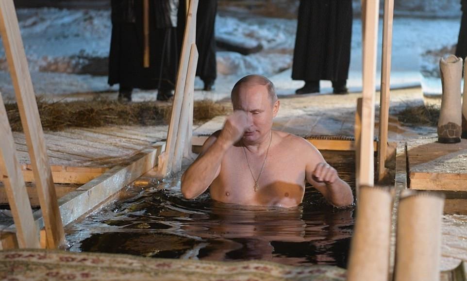تصاویر آب تنی ولادیمیر پوتین,عکسهای پوتین در آب زیر صفر درجه,عکس های آب تنی پوتین در سرما