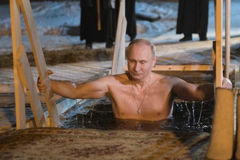 تصاویر آب تنی ولادیمیر پوتین,عکسهای پوتین در آب زیر صفر درجه,عکس های آب تنی پوتین در سرما