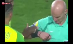  فیلم / خطای عجیب مدافع نانت بر روی داور در دیدار مقابل پاری سن ژرمن