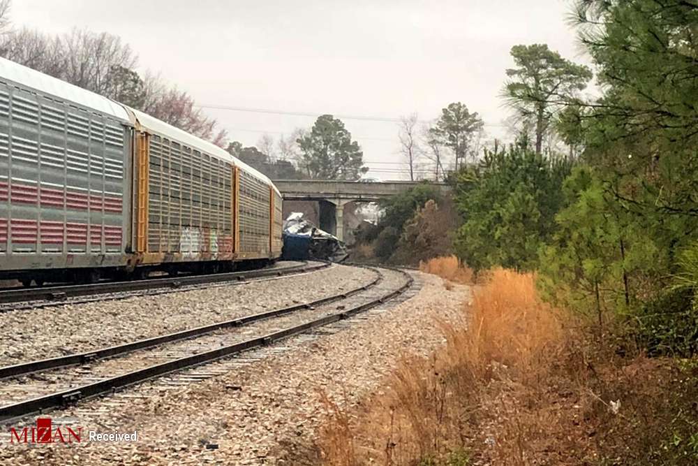 تصاویر برخورد دو قطار در آمریکا,عکس های برخورد قطار مسافربری با قطار باری,تصاویرتصادف قطار مسافربری در آمریکا
