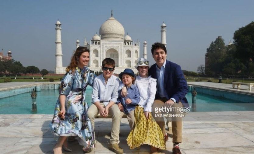 عکس لباس متفاوت نخست وزیر کانادا,تصاویر لباس متفاوت نخست وزیر کانادا,عکس لباس متفاوت نخست وزیر کانادا و خانواده‌اش در هند