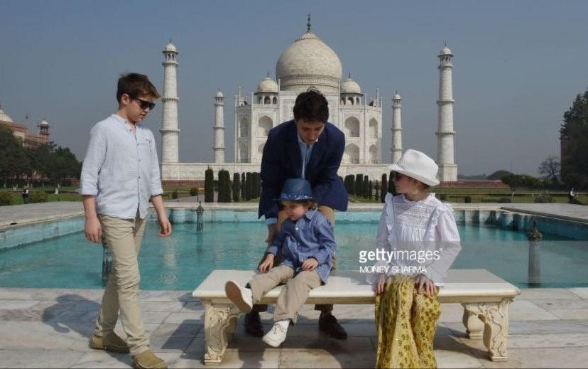 عکس لباس متفاوت نخست وزیر کانادا,تصاویر لباس متفاوت نخست وزیر کانادا,عکس لباس متفاوت نخست وزیر کانادا و خانواده‌اش در هند