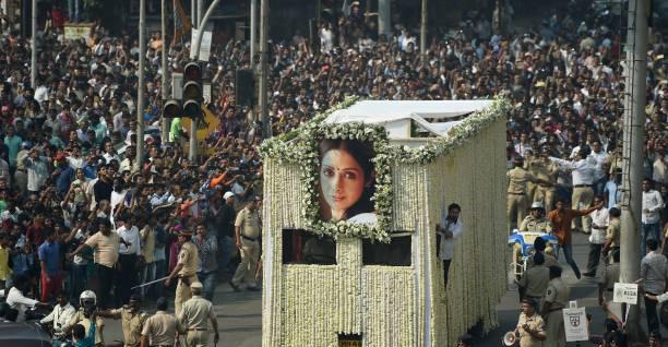 تصاویر مراسم تشییع جنازه سری دیوی,عکس از مراسم تشییع جنازه سری دیوی,تصاویر ستارگان بالیوود در تشییع جنازه سری دیوی