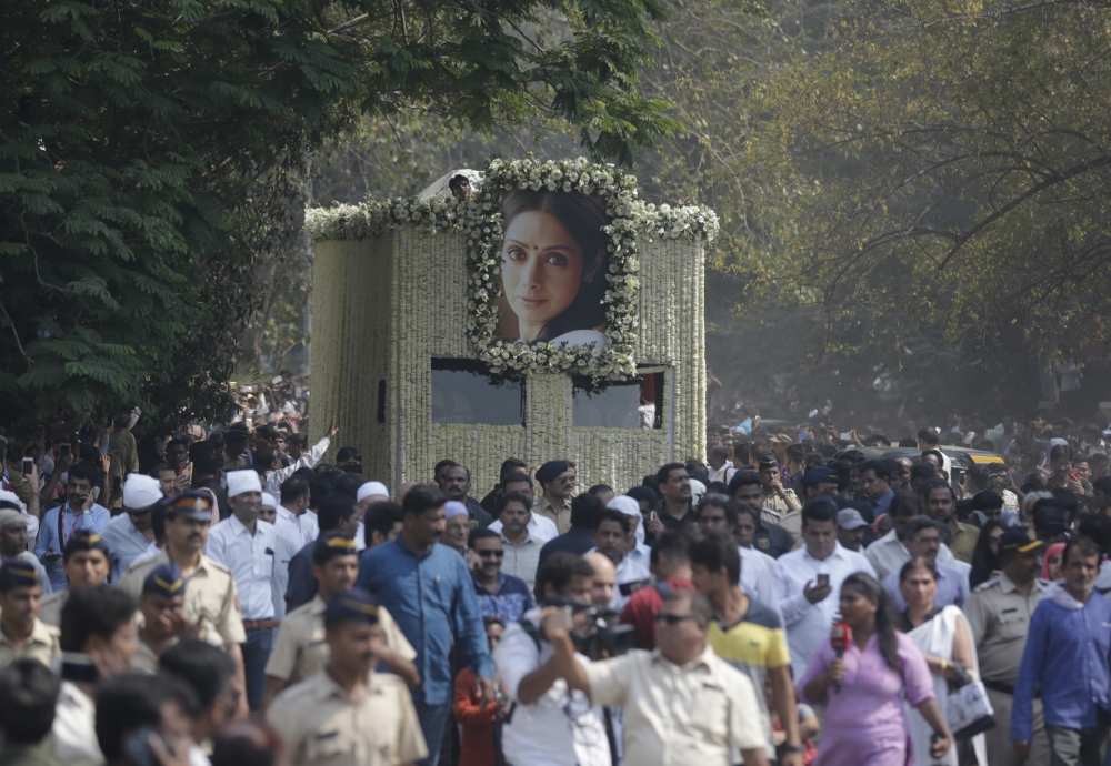 تصاویر مراسم تشییع جنازه سری دیوی,عکس از مراسم تشییع جنازه سری دیوی,تصاویر ستارگان بالیوود در تشییع جنازه سری دیوی
