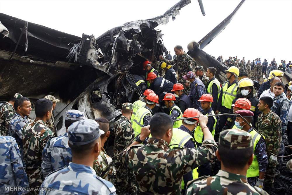 تصاویر سقوط هواپیما در نپال,عکس های سقوط هواپیمای مسافربری بنگلادش,تصاویر سقوط هواپیما در فرودگاه کاتماندو