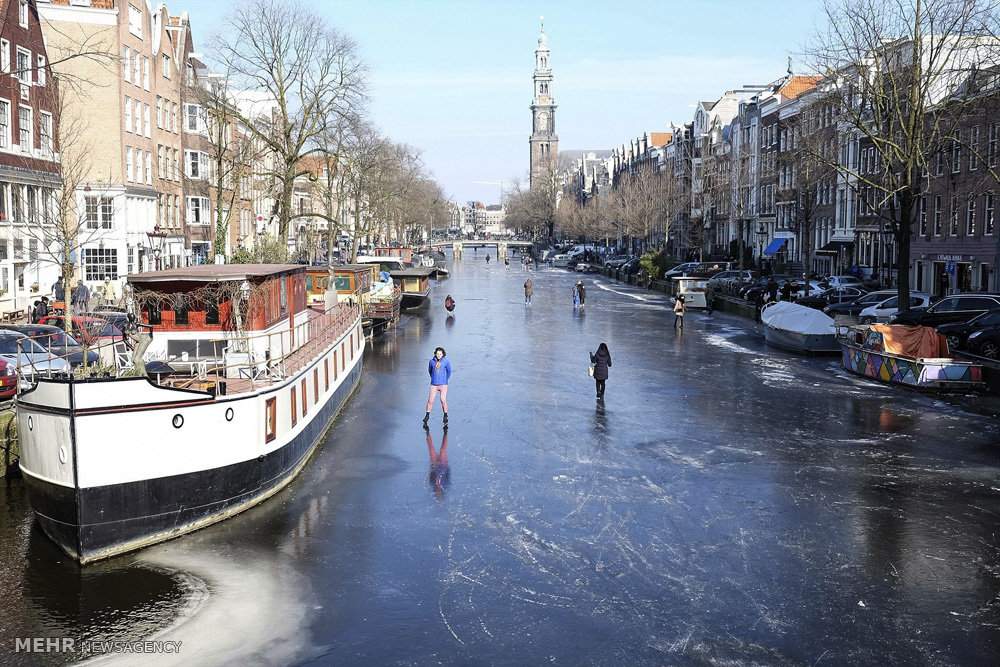 تصاویر اسکیت بازی در آمستردام,عکس های کانال های یخ زده آمستردام,تصاویر اسکیت بازی شهروندان هلند