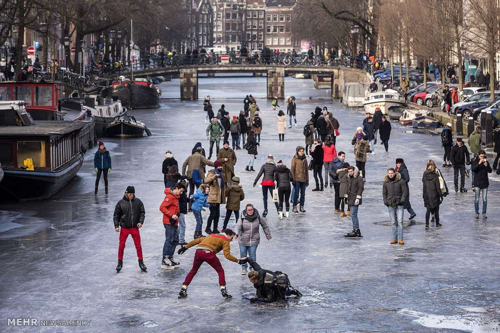 تصاویر اسکیت بازی در آمستردام,عکس های کانال های یخ زده آمستردام,تصاویر اسکیت بازی شهروندان هلند