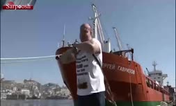 ویدئو/ تلاش قهرمان روسی برای جا به جایی کشتی ده هزار تُنی
