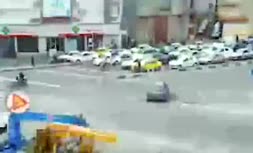 ویدئو/ درآمد عجیب بچه‌های کار از شیشه پاک کردن سر چهارراه‌ها