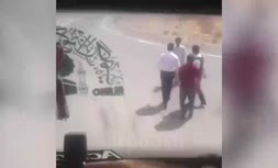ویدئو/ سیلی پلیس به یک راننده کامیون