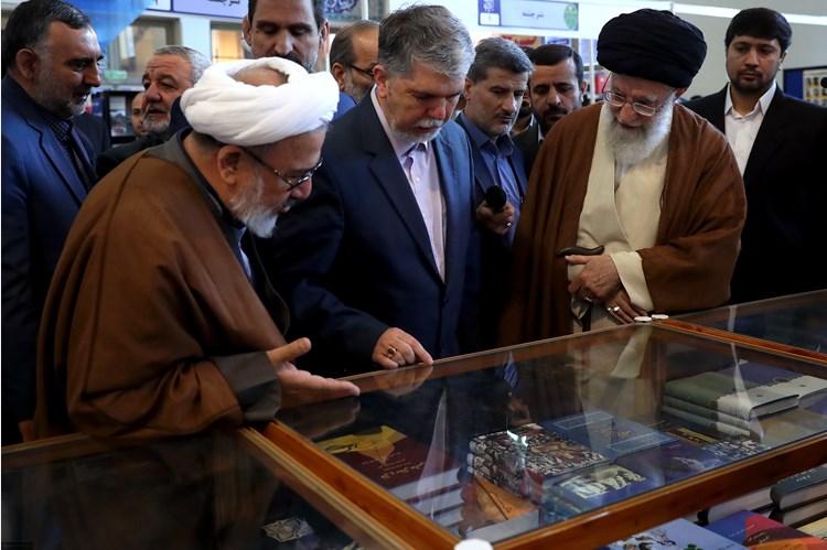 تصاویر بازدید رهبر از نمایشگاه کتاب,عکس های رهبر در نمایشگاه کتاب تهران,عکسهای بازدید رهبر از نمایشگاه کتاب