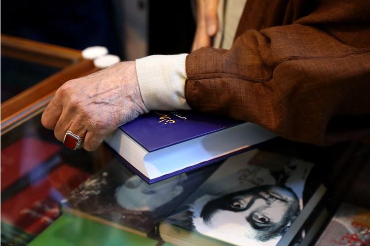 تصاویر بازدید رهبر از نمایشگاه کتاب,عکس های رهبر در نمایشگاه کتاب تهران,عکسهای بازدید رهبر از نمایشگاه کتاب
