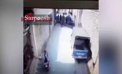 ویدئو/ لحظه هولناک فروریختن دیوار روی خودروها در دزفول