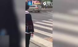 ویدئو/ ابتکار چینی‌ها برای جلوگیری از عبور عابران از چراغ قرمز