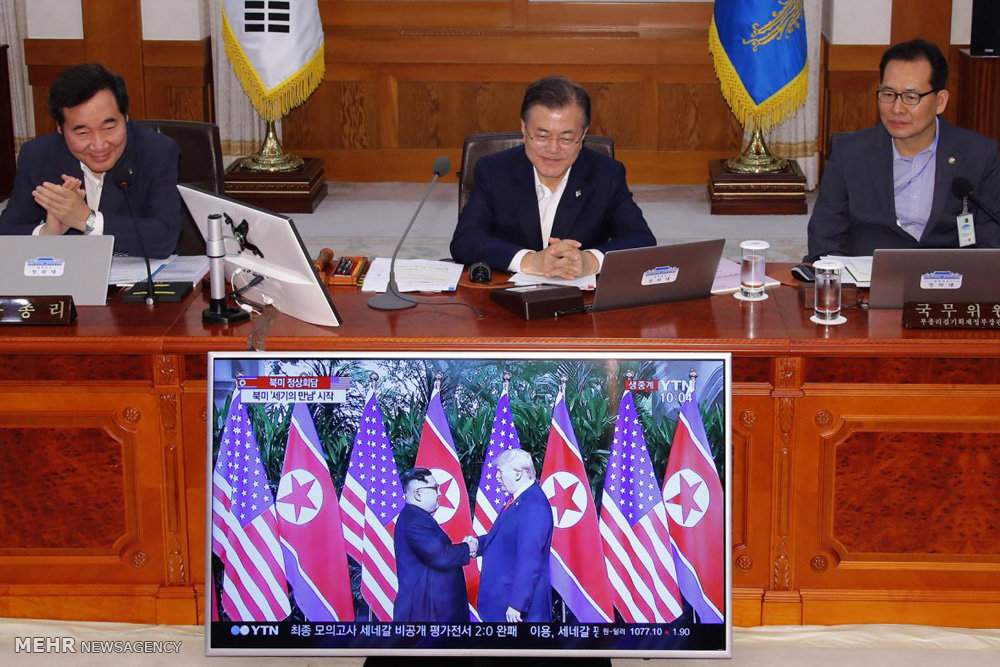 تصاویر واکنش ها به ملاقات رهبران آمریکا و کره شمالی,عکس های واکنش مردم به دیدار رهبران آمریکا و کره شمالی,تصاویر واکنش سیاستمداران کشورها به دیدار ترامپ وکیم جونگ اون