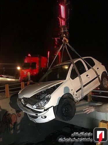 سقوط خودرو به کانال آب سقوط خودرو به کانال آب,اخبار حوادث,خبرهای حوادث,حوادث