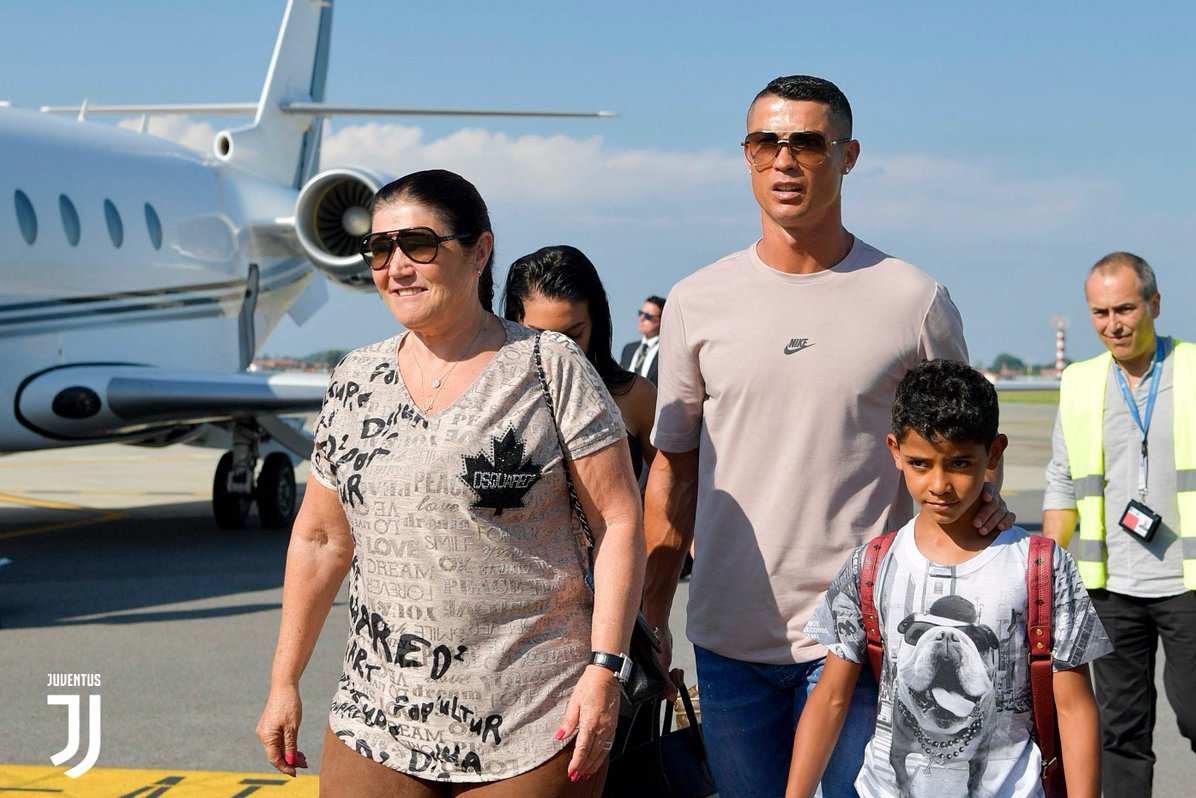 کریستیانو رونالدو و خانواده اش در فرودگاه تورین,اخبار ورزشی,خبرهای ورزشی,اخبار ورزشکاران
