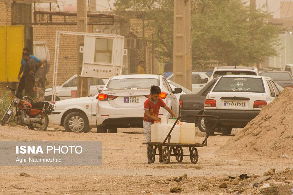 تصاویر مردم خرمشهر و آبادان در صف آب,عکس های کم آبی در آبادان,تصاویر کم آبی در خرمشهر