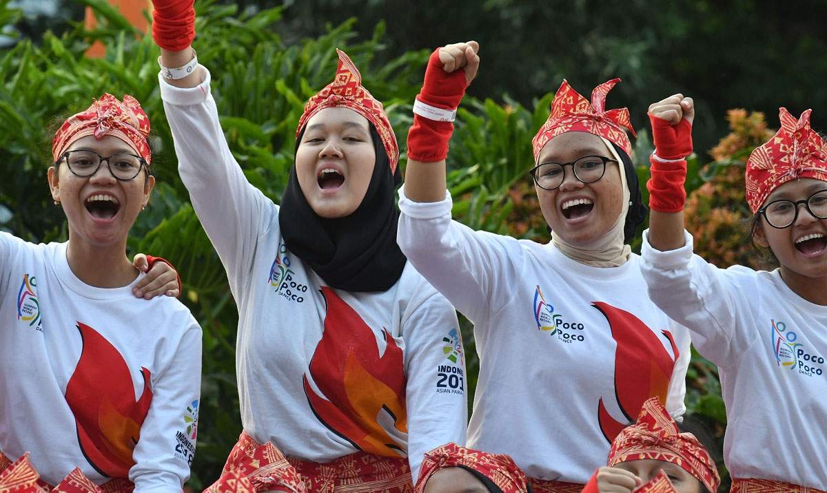 تصاویر رقص رئیس جمهوراندونزی و مردم ,تصاویر رقص جوکو ویدودو,تصاویر رقص ویدودو و شهروندان اندونزی
