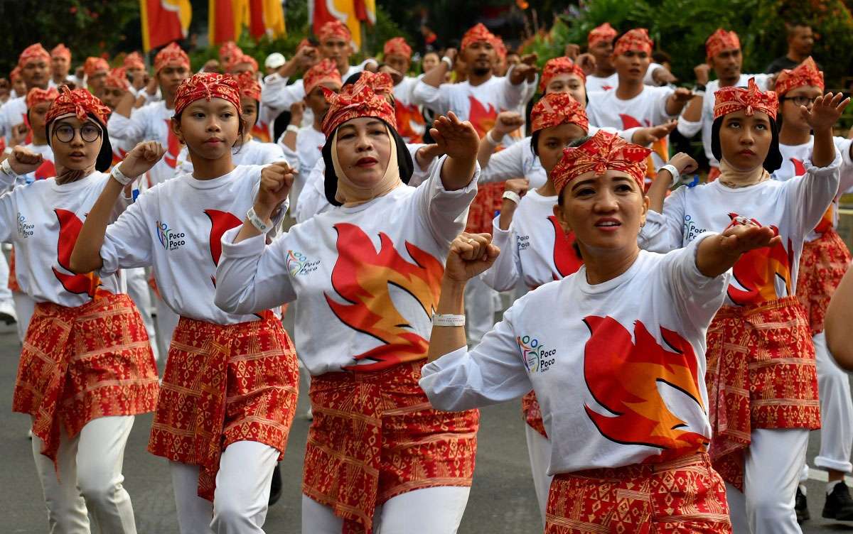 تصاویر رقص رئیس جمهوراندونزی و مردم ,تصاویر رقص جوکو ویدودو,تصاویر رقص ویدودو و شهروندان اندونزی