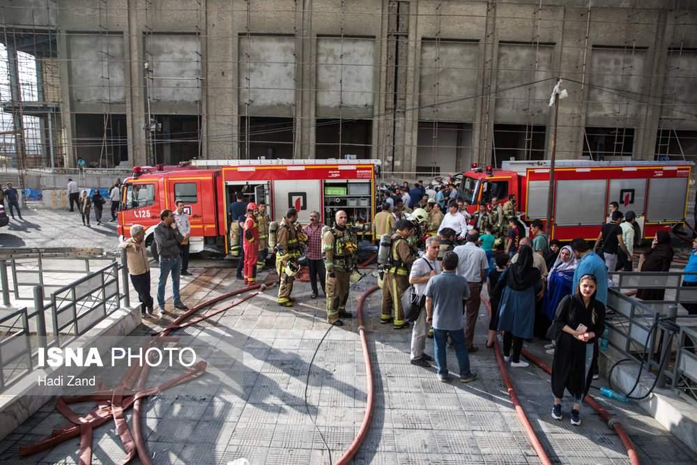 تصاویر آتش سوزی در مجتمع مسکونی پارامیس,عکس های آتش سوزی در برج مسکونی در تهران,تصاویری از آتش نشان پس از آتش سوزی در مجتمع پارامیس