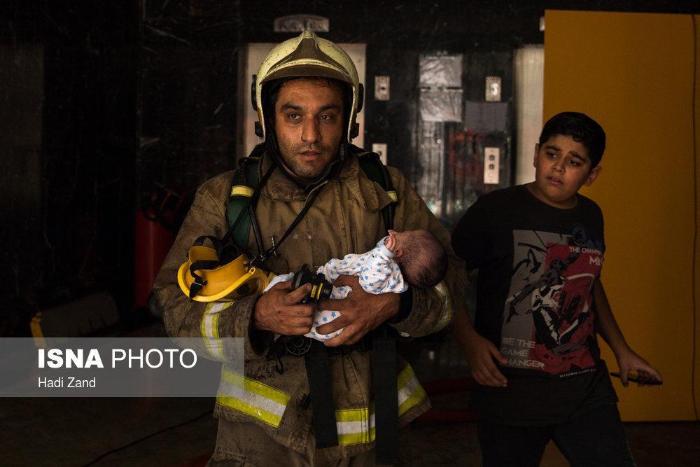 تصاویر آتش سوزی در مجتمع مسکونی پارامیس,عکس های آتش سوزی در برج مسکونی در تهران,تصاویری از آتش نشان پس از آتش سوزی در مجتمع پارامیس
