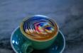 تصاویر نقاشی روی قهوه,عکس های نقاشی هنرمند آمریکایی روی قهوه,تصاویر طراحی‌های رنگارنگ روی قهوه