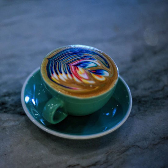 تصاویر نقاشی روی قهوه,عکس های نقاشی هنرمند آمریکایی روی قهوه,تصاویر طراحی‌های رنگارنگ روی قهوه