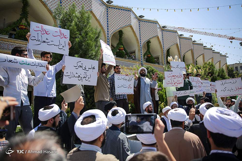 تصاویر اعتراض طلاب در مشهد,عکس های تظاهرات اعتراضی طلاب در مشهد,تصاویری از تجمع طلاب مشهدی پس از نماز جمعه مشهد در اعتراض به مشکلات معیشتی