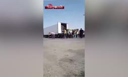 ویدئو/ دزدی دسته جمعی از کامیون در روز روشن