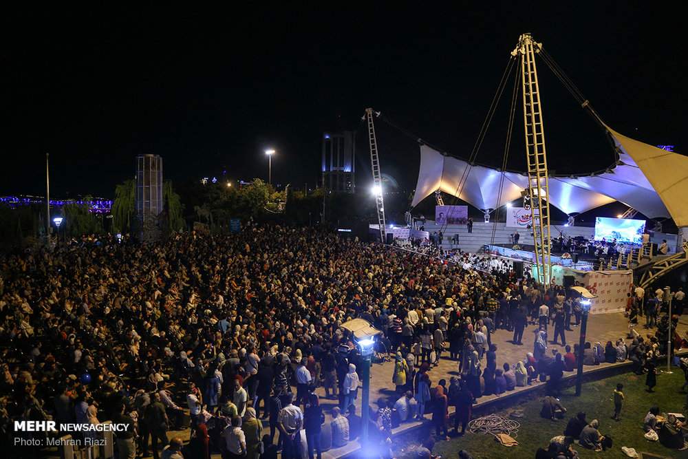 تصاویر کنسرت خیابانی محمد معتمدی,تصاویر کنسرت خیابانی,تصاویر کنسرت بوستان آب و آتش