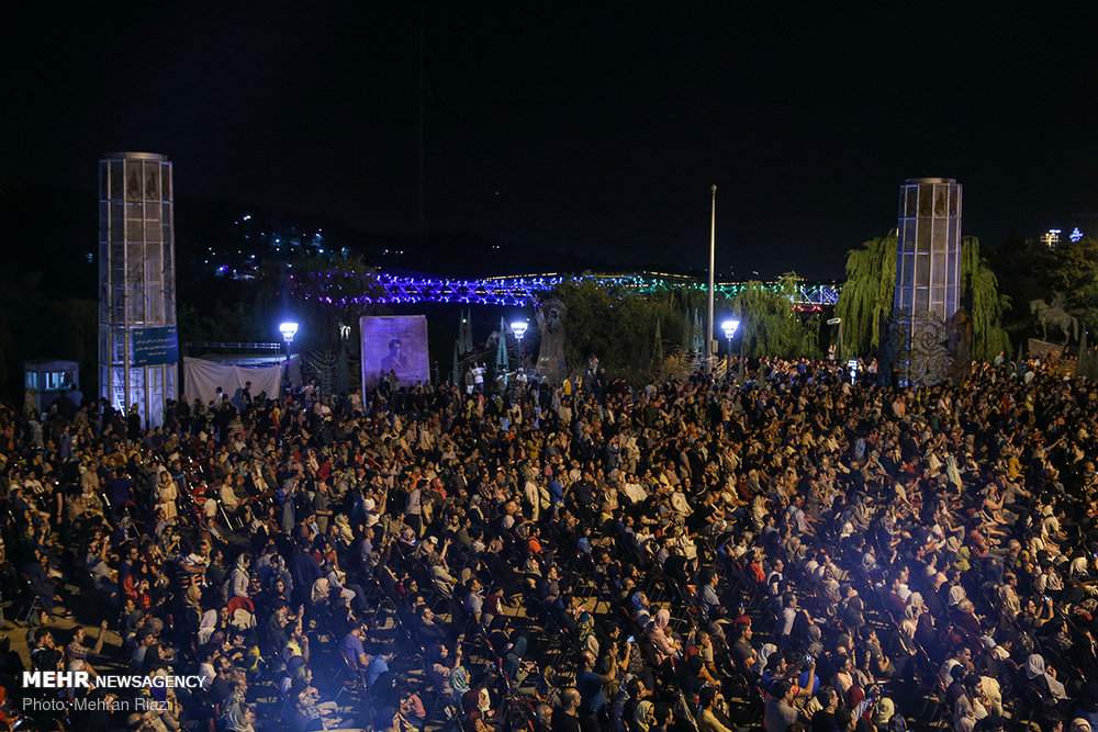 تصاویر کنسرت خیابانی محمد معتمدی,تصاویر کنسرت خیابانی,تصاویر کنسرت بوستان آب و آتش