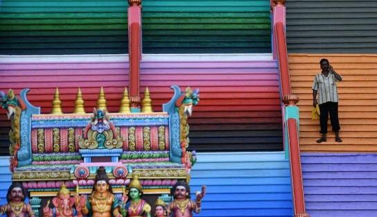 تصاویر رنگ‌آمیزی معبد هندو در مالزی,عکس های رنگ‌آمیزی پله‌های معبدی در مالزی,تصاویر پله‌های رنگی معبد هندو