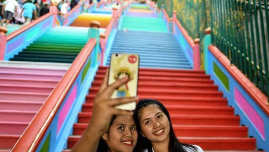 تصاویر رنگ‌آمیزی معبد هندو در مالزی,عکس های رنگ‌آمیزی پله‌های معبدی در مالزی,تصاویر پله‌های رنگی معبد هندو