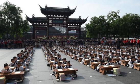 عکس جشن نوآموزان در چین,تصاویرجشن نوآموزان در چین,عکس اولین روز مدرسه نوآموزان در چین