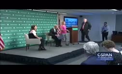 ویدئو/ اعتراض هنگام سخنرانی معاون وزیرخارجه آمریکا علیه ایران