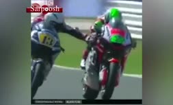 ویدئو/ حرکت ناجوانمردانه موتورسوار ایتالیایی و تلاش برای برهم زدن تعادل رقیبش