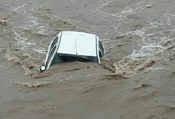 واژگونی خودرو در رودخانه چهل چای مینودشت,اخبار حوادث,خبرهای حوادث,حوادث