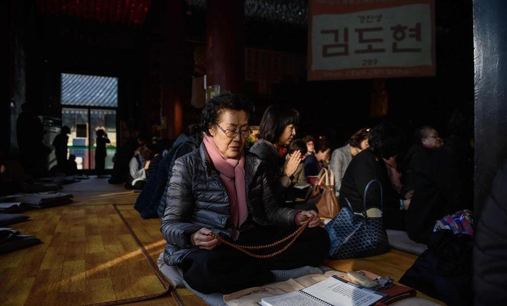 تصاویر دیدنی از کنکور در کره جنوبی,عکس های دعا کردن کره جنوبی ها,تصاویر آزمون کنکور در کره جنوبی