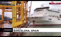 ویدئو/ برخورد کشتی تفریحی به جرثقیل در بندر بارسلون