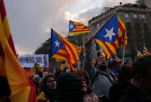 درگیری میان پلیس و معترضان کاتالونیایی,اخبار سیاسی,خبرهای سیاسی,اخبار بین الملل